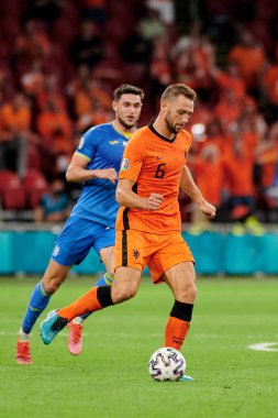AMSTERDAM, NETHERLANDS - 13 Haziran 2021: Stefan de Vrij (6) - Roman Yaremchuk (9) EURO 2020. Ukrayna, Hollanda 'ya karşı.