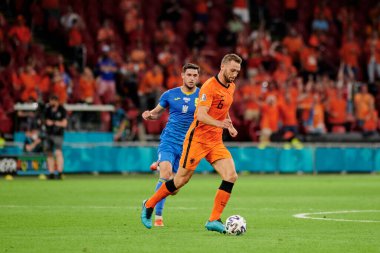 AMSTERDAM, NETHERLANDS - 13 Haziran 2021: Stefan de Vrij (6) - Roman Yaremchuk (9) EURO 2020. Ukrayna, Hollanda 'ya karşı.