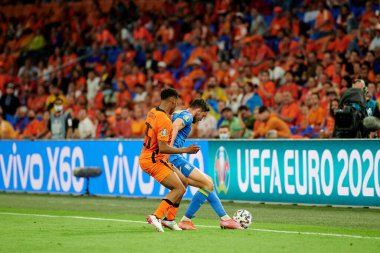 AMSTERDAM, NETHERLANDS - 13 Haziran 2021: Jurrien Timber (25) - Roman Yaremchuk (9) EURO 2020. Ukrayna, Hollanda 'ya karşı.