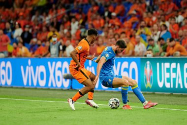 AMSTERDAM, NETHERLANDS - 13 Haziran 2021: Jurrien Timber (25) - Roman Yaremchuk (9) EURO 2020. Ukrayna, Hollanda 'ya karşı.