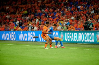 AMSTERDAM, NETHERLANDS - 13 Haziran 2021: Jurrien Timber (25) - Roman Yaremchuk (9) EURO 2020. Ukrayna, Hollanda 'ya karşı.
