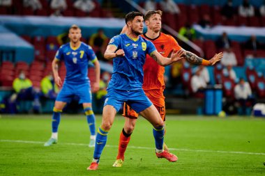 AMSTERDAM, NETHERLANDS - 13 Haziran 2021: Marten de Roon (15) - Roman Yaremchuk (9) EURO 2020. Ukrayna, Hollanda 'ya karşı.