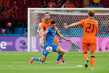 AMSTERDAM, NETHERLANDS - 13 Haziran 2021: Stefan de Vrij (6) - Roman Yaremchuk (9) EURO 2020. Ukrayna, Hollanda 'ya karşı.