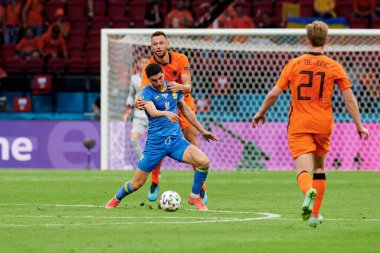 AMSTERDAM, NETHERLANDS - 13 Haziran 2021: Stefan de Vrij (6) - Roman Yaremchuk (9) EURO 2020. Ukrayna, Hollanda 'ya karşı.