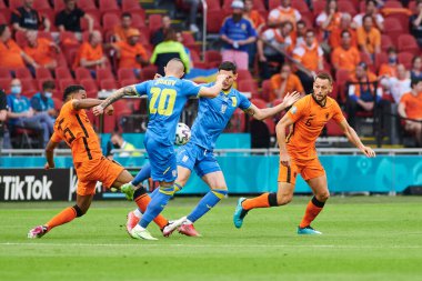 AMSTERDAM, NETHERLANDS - 13 Haziran 2021: Roman Yaremchuk (9) ve Oleksandr Zubkov (20) Stefan de Vrij (6) ve Jurrien Timber (25) EURO 2020. Ukrayna, Hollanda 'ya karşı.