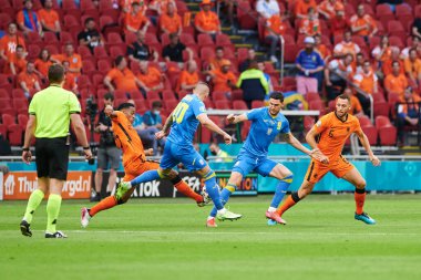 AMSTERDAM, NETHERLANDS - 13 Haziran 2021: Roman Yaremchuk (9) ve Oleksandr Zubkov (20) Stefan de Vrij (6) ve Jurrien Timber (25) EURO 2020. Ukrayna, Hollanda 'ya karşı.