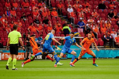 AMSTERDAM, NETHERLANDS - 13 Haziran 2021: Roman Yaremchuk (9) ve Oleksandr Zubkov (20) Stefan de Vrij (6) ve Jurrien Timber (25) EURO 2020. Ukrayna, Hollanda 'ya karşı.