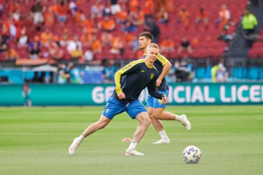 AMSTERDAM, NETHERLANDS - 13 Haziran 2021: Oleksandr Zinchenko (17) EURO 2020. Ukrayna, Hollanda 'ya karşı.