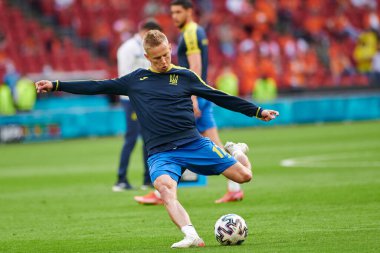 AMSTERDAM, NETHERLANDS - 13 Haziran 2021: Oleksandr Zinchenko (17) EURO 2020. Ukrayna, Hollanda 'ya karşı.