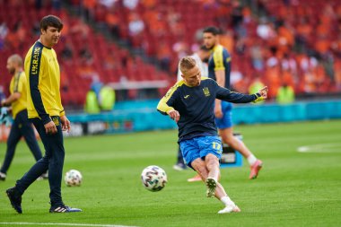 AMSTERDAM, NETHERLANDS - 13 Haziran 2021: Oleksandr Zinchenko (17) EURO 2020. Ukrayna, Hollanda 'ya karşı.