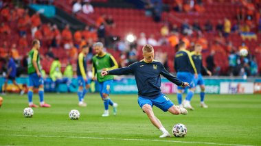 AMSTERDAM, NETHERLANDS - 13 Haziran 2021: Oleksandr Zinchenko (17) EURO 2020. Ukrayna, Hollanda 'ya karşı.