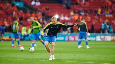 AMSTERDAM, NETHERLANDS - 13 Haziran 2021: Oleksandr Zinchenko (17) EURO 2020. Ukrayna, Hollanda 'ya karşı.