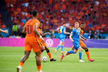 AMSTERDAM, NETHERLANDS - 13 Haziran 2021: Oleksandr Zinchenko (17) EURO 2020. Ukrayna, Hollanda 'ya karşı.