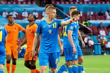 AMSTERDAM, NETHERLANDS - 13 Haziran 2021: Oleksandr Zinchenko (17) EURO 2020. Ukrayna, Hollanda 'ya karşı.