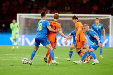 AMSTERDAM, NETHERLANDS - 13 Haziran 2021: Oleksandr Zinchenko (17) EURO 2020. Ukrayna, Hollanda 'ya karşı.