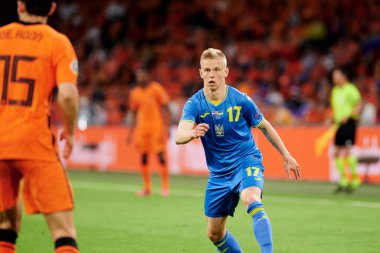 AMSTERDAM, NETHERLANDS - 13 Haziran 2021: Oleksandr Zinchenko (17) EURO 2020. Ukrayna, Hollanda 'ya karşı.