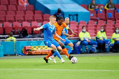 AMSTERDAM, NETHERLANDS - 13 Haziran 2021: Oleksandr Zinchenko (17) - Georginio Wijnaldum (8). EURO 2020. Ukrayna, Hollanda 'ya karşı.
