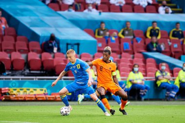 AMSTERDAM, NETHERLANDS - 13 Haziran 2021: Oleksandr Zinchenko (17) - Georginio Wijnaldum (8). EURO 2020. Ukrayna, Hollanda 'ya karşı.
