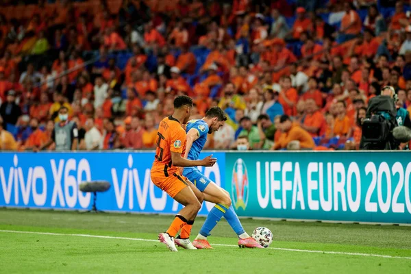 AMSTERDAM, NETHERLANDS - 13 Haziran 2021: Jurrien Timber (25) - Roman Yaremchuk (9) EURO 2020. Ukrayna, Hollanda 'ya karşı.