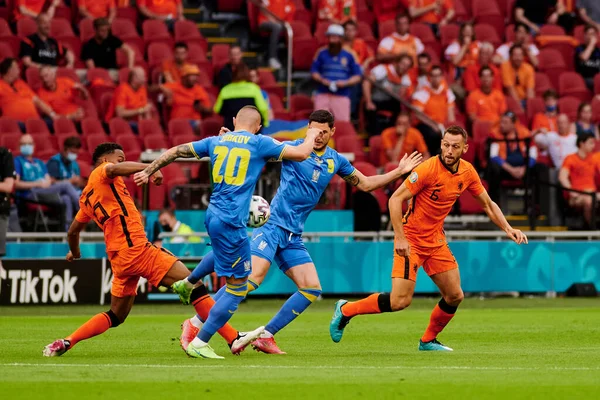 AMSTERDAM, NETHERLANDS - 13 Haziran 2021: Roman Yaremchuk (9) ve Oleksandr Zubkov (20) Stefan de Vrij (6) ve Jurrien Timber (25) EURO 2020. Ukrayna, Hollanda 'ya karşı.
