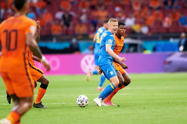AMSTERDAM, NETHERLANDS - 13 Haziran 2021: Oleksandr Zinchenko (17) - Denzel Dumfries (22). EURO 2020. Ukrayna, Hollanda 'ya karşı.