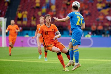 AMSTERDAM, NETHERLANDS - 13 Haziran 2021: Wout Weghorst (19) - Oleksandr Karavaev (21) EURO 2020. Ukrayna, Hollanda 'ya karşı.