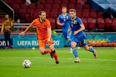 AMSTERDAM, NETHERLANDS - 13 Haziran 2021: Daley Blind (17) - Oleksandr Karavaev (21) EURO 2020. Ukrayna, Hollanda 'ya karşı.