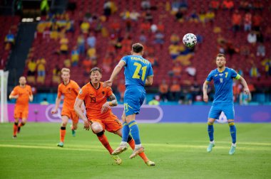 AMSTERDAM, NETHERLANDS - 13 Haziran 2021: Wout Weghorst (19) - Oleksandr Karavaev (21) EURO 2020. Ukrayna, Hollanda 'ya karşı.