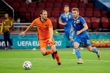 AMSTERDAM, NETHERLANDS - 13 Haziran 2021: Daley Blind (17) - Oleksandr Karavaev (21) EURO 2020. Ukrayna, Hollanda 'ya karşı.