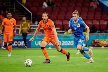 AMSTERDAM, NETHERLANDS - 13 Haziran 2021: Daley Blind (17) - Oleksandr Karavaev (21) EURO 2020. Ukrayna, Hollanda 'ya karşı.