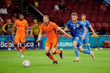 AMSTERDAM, NETHERLANDS - 13 Haziran 2021: Daley Blind (17) - Oleksandr Karavaev (21) EURO 2020. Ukrayna, Hollanda 'ya karşı.