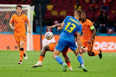 AMSTERDAM, NETHERLANDS - 13 Haziran 2021: Illia Zabarnyi (13) EURO 2020 boyunca. Ukrayna, Hollanda 'ya karşı.