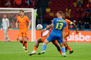 AMSTERDAM, NETHERLANDS - 13 Haziran 2021: Illia Zabarnyi (13) EURO 2020 boyunca. Ukrayna, Hollanda 'ya karşı.