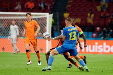 AMSTERDAM, NETHERLANDS - 13 Haziran 2021: Illia Zabarnyi (13) EURO 2020 boyunca. Ukrayna, Hollanda 'ya karşı.