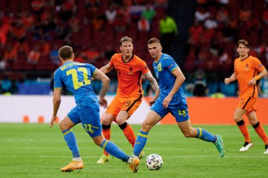 AMSTERDAM, NETHERLANDS - 13 Haziran 2021: Illia Zabarnyi (13) EURO 2020 boyunca. Ukrayna, Hollanda 'ya karşı.