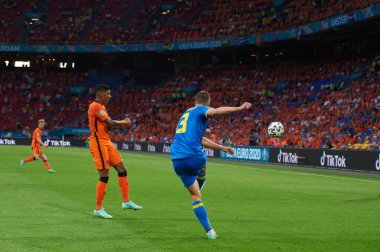 AMSTERDAM, NETHERLANDS - 13 Haziran 2021: Illia Zabarnyi (13) EURO 2020 boyunca. Ukrayna, Hollanda 'ya karşı.