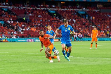 AMSTERDAM, NETHERLANDS - 13 Haziran 2021: Illia Zabarnyi (13) vs Memphis Depay (10) during EURO 2020. Ukrayna, Hollanda 'ya karşı.