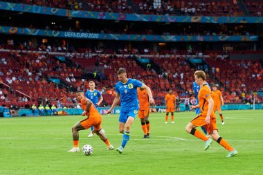 AMSTERDAM, NETHERLANDS - 13 Haziran 2021: Illia Zabarnyi (13) vs Memphis Depay (10) during EURO 2020. Ukrayna, Hollanda 'ya karşı.