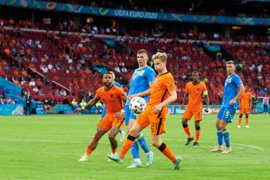 AMSTERDAM, NETHERLANDS - 13 Haziran 2021: Illia Zabarnyi (13) vs Memphis Depay (10) and Frenkie de Jong (21) during EURO 2020. Ukrayna, Hollanda 'ya karşı.