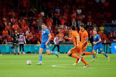 AMSTERDAM, NETHERLANDS - 13 Haziran 2021: Illia Zabarnyi (13) EURO 2020 boyunca. Ukrayna, Hollanda 'ya karşı.