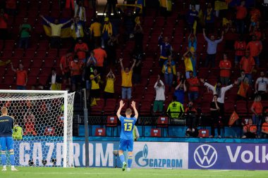 AMSTERDAM, NETHERLANDS - 13 Haziran 2021: Illia Zabarnyi (13) EURO 2020 yılındaki hayranlara şükran günü. Ukrayna, Hollanda 'ya karşı.