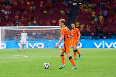 AMSTERDAM, NETHERLANDS - 13 Haziran 2021: Frenkie de Jong (21) EURO 2020 boyunca. Ukrayna, Hollanda 'ya karşı.
