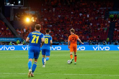 AMSTERDAM, NETHERLANDS - 13 Haziran 2021: Frenkie de Jong (21) EURO 2020 boyunca. Ukrayna, Hollanda 'ya karşı.