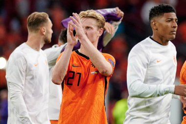 AMSTERDAM, NETHERLANDS - 13 Haziran 2021: Frenkie de Jong (21) EURO 2020 boyunca. Ukrayna, Hollanda 'ya karşı.