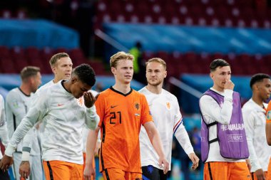 AMSTERDAM, NETHERLANDS - 13 Haziran 2021: Frenkie de Jong (21) EURO 2020 boyunca. Ukrayna, Hollanda 'ya karşı.