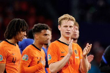 AMSTERDAM, NETHERLANDS - 13 Haziran 2021: Frenkie de Jong (21) EURO 2020 boyunca. Ukrayna, Hollanda 'ya karşı.