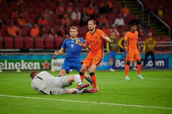 AMSTERDAM, NETHERLANDS - 13 Haziran 2021: Daley Blind (17) ve Maarten Stekelenburg (1) - Oleksandr Karavaev (21) EURO 2020. Ukrayna, Hollanda 'ya karşı.