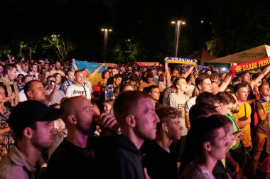KHARKIV, UKRAINE - 3 Temmuz 2021: EURO 2020 Ukrayna - İngiltere. Ukraynalı futbol taraftarları Harkiv 'deki Fan Zone' da tezahürat yapıyorlar