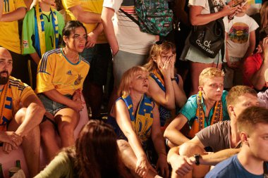 KHARKIV, UKRAINE - 3 Temmuz 2021: EURO 2020 Ukrayna - İngiltere. Ukraynalı futbol taraftarları Harkiv 'deki Fan Zone' da tezahürat yapıyorlar