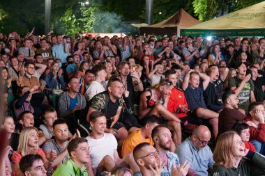 KHARKIV, UKRAINE - 3 Temmuz 2021: EURO 2020 Ukrayna - İngiltere. Ukraynalı futbol taraftarları Harkiv 'deki Fan Zone' da tezahürat yapıyorlar